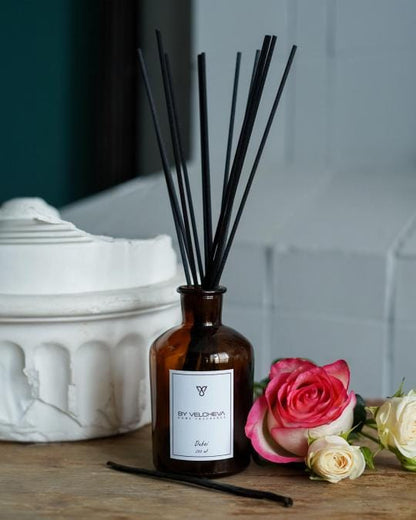 Par Velcheva Diffuseur d'ambiance Mikado Dubaï – 125 ml, Rose damassée, Oud et Vanille