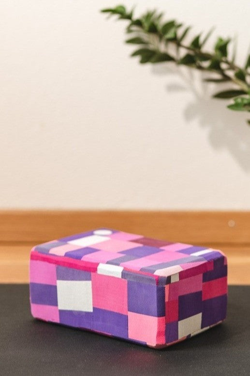 Recycelter Yogablock Mädchen Macht